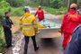 Militares do Corpo de Bombeiros de Capão da Canoa e de Terra de Areia realizam resgate a grupo de pessoas dentro de um ônibus que ficou ilhado na região conhecida como Gruta, na tarde desta terça-feira (26), na RS-484, na estrada que liga Maquiné a Barra do Ouro, no Litoral Norte. O motivo é a inundação da pista pelo Rio Forqueta, que transbordou.<!-- NICAID(15551594) -->