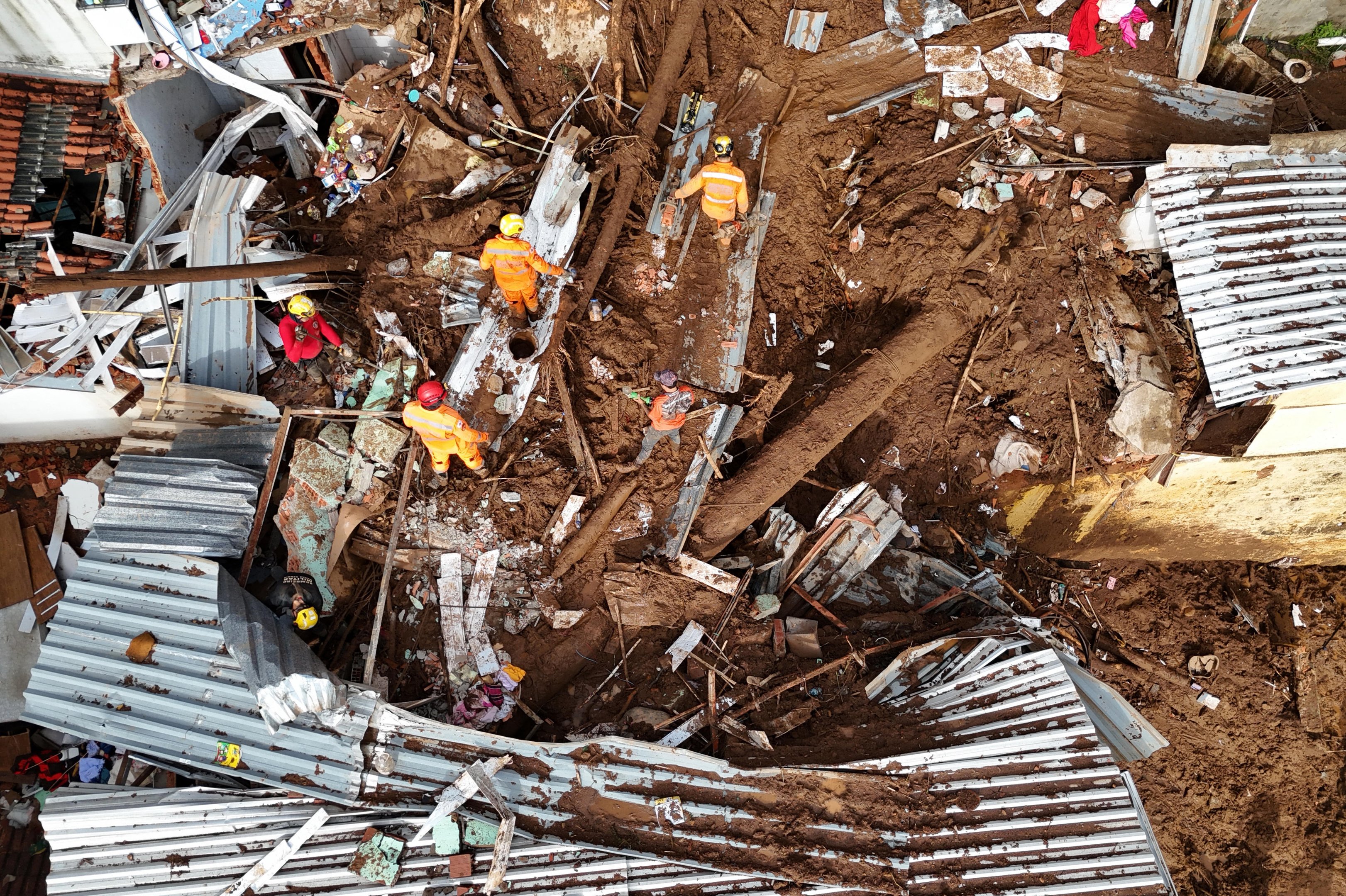 Chuva em Minas Gerais: buscas por desaparecidos entram no terceiro dia, e n&uacute;mero de mortos sobe para 54