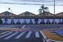 PORTO ALEGRE, RS, BRASIL, 21/03/2023- Foram instaladas as fotos dos dez personagens de Porto Alegre que vão compor a nova fase do muro da Mauá. Entre os nomes estão o vocalista da banda Bidê ou Balde, Carlinhos Carneiro, e a presidente da Fundação Thiago Moraes Gonzaga, Diza Gonzaga. Também será exposto um mosaico de fotos de empresários do Rio Grande do Sul. Foto: Lauro Alves  / Agencia RBS<!-- NICAID(15381098) -->