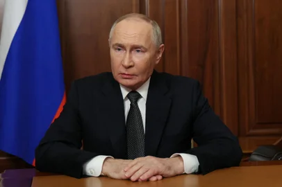 Nesta fotografia distribuída pela agência estatal russa Sputnik, o presidente da Rússia, Vladimir Putin, faz um discurso televisionado à nação no Kremlin, em Moscou, em 21 de novembro de 2024. O presidente russo, Vladimir Putin, disse em 21 de novembro de 2024 que as forças do país haviam atingido Ucrânia com um novo míssil balístico de médio alcance. (Foto de Vyacheslav PROKOFYEV/POOL/AFP)<!-- NICAID(15918663) -->