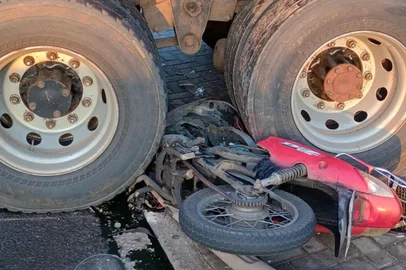 CACHOEIRINHA - Um motociclista ficou gravemente ferido em um acidente com um caminhão na manhã desta terça-feira (8). Vítima ficou presa entre as rodas do veículo de carga e teve as pernas amputadas para ser retirada do local.<!-- NICAID(16075519) -->