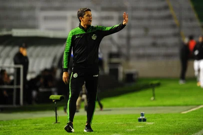 CAXIAS DO SUL, RS, BRASIL, 24/05/2023. Juventude x Atlético-GO, jogo válido pela oitava rodada da série B do Campeonato Brasileiro e realizado no estádio Alfredo Jaconi. Na foto, técnico do Juventude, Thiago Carpini. (Porthus Junior/Agência RBS)<!-- NICAID(15437611) -->