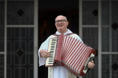 CAXIAS DO SUL, RS, BRASIL, 11/12/2024. Reconhecido como um dos religiosos mais populares de Caxias do Sul, padre Renato Ariotti, 63 anos, se despedirá da cidade para assumir um novo desafio. Ele deixa o posto de pároco na Paróquia Sagrado Coração de Jesus, no bairro Cruzeiro, e assumirá como vigário paroquial da Paróquia e Santuário Santo Antônio, em Bento Gonçalves, sua cidade natal, a partir do dia 23 de fevereiro de 2025. (Bruno Todeschini/Agência RBS)Indexador: Bruno Todeschini<!-- NICAID(15933595) -->