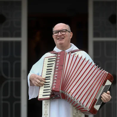 CAXIAS DO SUL, RS, BRASIL, 11/12/2024. Reconhecido como um dos religiosos mais populares de Caxias do Sul, padre Renato Ariotti, 63 anos, se despedirá da cidade para assumir um novo desafio. Ele deixa o posto de pároco na Paróquia Sagrado Coração de Jesus, no bairro Cruzeiro, e assumirá como vigário paroquial da Paróquia e Santuário Santo Antônio, em Bento Gonçalves, sua cidade natal, a partir do dia 23 de fevereiro de 2025. (Bruno Todeschini/Agência RBS)Indexador: Bruno Todeschini<!-- NICAID(15933595) -->