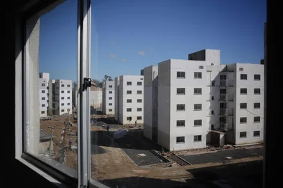 PORTO ALEGRE, RS, Brasil, 27-08-2021: Obras nos residenciais Recanto das Pitangueiras e Recanto das Goiabeiras, no bairro Restinga, na zona sul de Porto Alegre. Obras de 400 moradias da antiga faixa um do MCMV foram retomadas em dezembro de 2020 e devem ser entregues em dezembro de 2021. Programa habitacional Casa Verde Amarela (PCVA) completa um ano em agosto. Criado para subsitituir o Minha Casa, Minha Vida (MCMV), o programa tem dificuldades para deslanchar. (Foto: Mateus Bruxel / Agência RBS)Indexador: Mateus Bruxel<!-- NICAID(14873782) -->