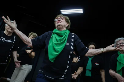 Renan Mattos / Agencia RBS NOVO HAMBURGO, RS, BRASIL, 27-11-2025: O Grupo Ousadia, do Movimento Teatral Feevale, reúne homens e mulhres com mais de 60 anos para a prática das artes cênicas. O grupo se reúne desde 2008 e já apresentou dezenas de espetáculos teatrais e musicais. Foto: Renan Mattos / Agência RBS<!-- NICAID(16177858) -->