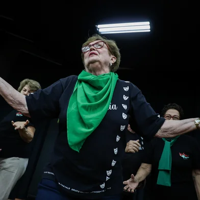 NOVO HAMBURGO, RS, BRASIL, 27-11-2025: O Grupo Ousadia, do Movimento Teatral Feevale, reúne homens e mulhres com mais de 60 anos para a prática das artes cênicas. O grupo se reúne desde 2008 e já apresentou dezenas de espetáculos teatrais e musicais. Foto: Renan Mattos / Agência RBS<!-- NICAID(16177858) -->