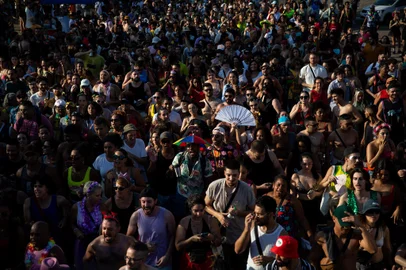 PORTO ALEGRE, RS, BRASIL, 10.02.2024: saída do Bloco das Pretas no carnaval da Orla do Guaíba. Foto: Camila Hermes/Agencia RBS<!-- NICAID(15675812) -->