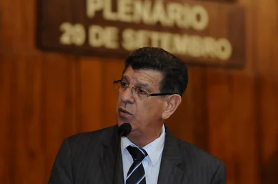 adilson troca<!-- NICAID(10896833) -->