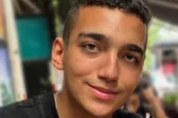 This handout picture provided by the Hostages and Missing Families Forum Headquarters, shows an image grab from a video released by Hamas's armed wing Ezzedine al-Qassam Brigades on April 12, 2025, of Israeli hostage Edan Alexander, held in the Gaza Strip since the October 2023 attacks by Hamas on Israel. The Ezzedine al-Qassam Brigades released the more than three minute clip, in which the hostage is seen sitting in a tiny place. AFP was unable to immediately verify the authenticity of the footage or when it was filmed. (Photo by Hostages and Missing Families Forum Headquarters / AFP) / === RESTRICTED TO EDITORIAL USE - MANDATORY CREDIT "AFP PHOTO / HO / Hostages and Missing Families Forum Headquarters" - NO MARKETING - NO ADVERTISING CAMPAIGNS - DISTRIBUTED AS A SERVICE TO CLIENTS ===<!-- NICAID(16017488) -->