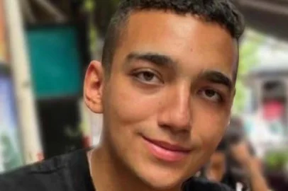This handout picture provided by the Hostages and Missing Families Forum Headquarters, shows an image grab from a video released by Hamas's armed wing Ezzedine al-Qassam Brigades on April 12, 2025, of Israeli hostage Edan Alexander, held in the Gaza Strip since the October 2023 attacks by Hamas on Israel. The Ezzedine al-Qassam Brigades released the more than three minute clip, in which the hostage is seen sitting in a tiny place. AFP was unable to immediately verify the authenticity of the footage or when it was filmed. (Photo by Hostages and Missing Families Forum Headquarters / AFP) / === RESTRICTED TO EDITORIAL USE - MANDATORY CREDIT "AFP PHOTO / HO / Hostages and Missing Families Forum Headquarters" - NO MARKETING - NO ADVERTISING CAMPAIGNS - DISTRIBUTED AS A SERVICE TO CLIENTS ===<!-- NICAID(16017488) -->