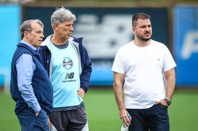 Lucas Uebel / Grêmio,Divulgação Treino do Grêmio no CT Luiz Carvalho. Na foto, o presidente Odorico Roman (E), o técnico Renato Portaluppi e o vice de futebol Rafael Lima (D). <!-- NICAID(16387332) -->