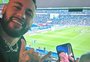 Neymar faz chamada de vídeo com Suárez, do Grêmio, durante partida do PSG