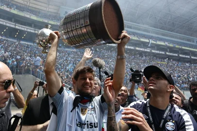 PORTO ALEGRE, RS, BRASIL, 30-11-2017: Torcedores lotam a Arena para comemorar com os jogadores do Grêmio a conquista do tricampeonato da Libertadores da América contra o Lanús, da Argentina. (Foto: Mateus Bruxel / Agência RBS)<!-- NICAID(13300645) -->