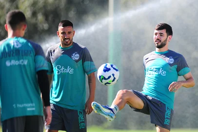 CAXIAS DO SUL, RS, BRASIL, 07/03/2025. Treino do Juventude no Centro de Formação de Atletas e Cidadãos (Cfac). A equipe disputa a série A do Campeonato Brasileiro. Na foto, lateral esquerdo Alan Ruschel e atacante Gabriel Taliari. (Porthus Junior/Agência RBS)Indexador: BTK                             <!-- NICAID(15990993) -->