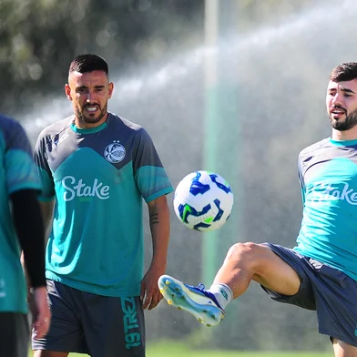 CAXIAS DO SUL, RS, BRASIL, 07/03/2025. Treino do Juventude no Centro de Formação de Atletas e Cidadãos (Cfac). A equipe disputa a série A do Campeonato Brasileiro. Na foto, lateral esquerdo Alan Ruschel e atacante Gabriel Taliari. (Porthus Junior/Agência RBS)Indexador: BTK                             <!-- NICAID(15990993) -->