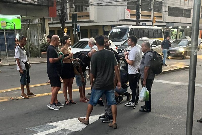 Suposta tentativa de assalto resulta em briga entre populares em Porto Alegre<!-- NICAID(15703676) -->