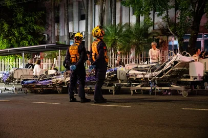 Pacientes são evacuados do hospital Independência após incêndio. - Camila Hermes/Agencia RBS<!-- NICAID(15622976) -->
