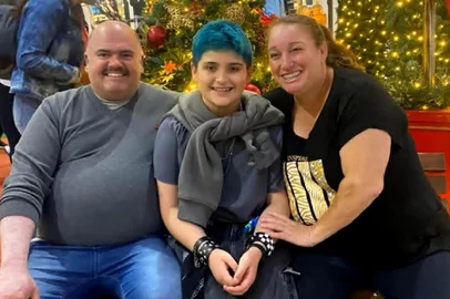 Reprodução / Arquivo pessoal Pais e filho que morreram em acidente na BR-386 estavam a caminho de festival de dança.Pais e filho morreram em um acidente de trânsito na BR-386, no trevo de acesso a Bom Retiro do Sul, no Vale do Taquari, na tarde de sábado (13). Eles estavam a caminho de um festival de dança. Segundo a Polícia Rodoviária Federal (PRF), foi uma colisão entre dois veículos, seguida de capotamento.As vítimas foram identificadas como Mauro Monteiro de Oliveira, 46 anos, Simone Rodrigues de Oliveira, 48, e João Rodrigues de Oliveira, 12. A família era moradora de Gravataí, na Região Metropolitana de Porto Alegre.<!-- NICAID(16306483) -->