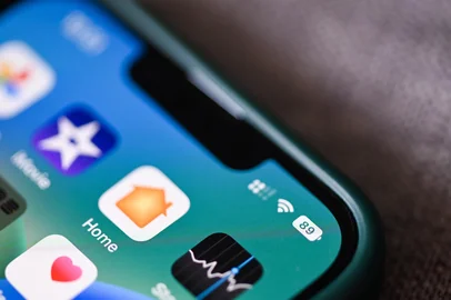 Show battery percentage on iPhone iOS 16 on home screen, close up new operating system 2022-2023 on iPhone apple devices sub version ios 16 screen display : Bangkok, Thailand - September 2022 Fonte: 532342525<!-- NICAID(16173114) -->