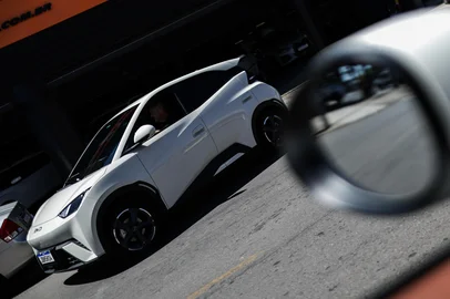 CANOAS, RS, BRASIL, 18-12-2025: Frota e veículos eletrificados avançou 71% no RS em um ano, segundo dados do Detran-RS. Já o percentual desse tipo de automóvel dentro da frota total do Estado passou de 0,28% para 0,47% no período. Presença de eletrificados no dia a dia do trânsito das metrópoles também é mais comum comparada com anos atrás. Na imagem, Gilson Silva, que adquiriu um carro elétrico em janeiro de 2025. Foto: Renan Mattos / Agência RBS<!-- NICAID(16189880) -->