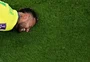 Jogador que mais sofre faltas na Europa, Neymar convive com problemas no tornozelo