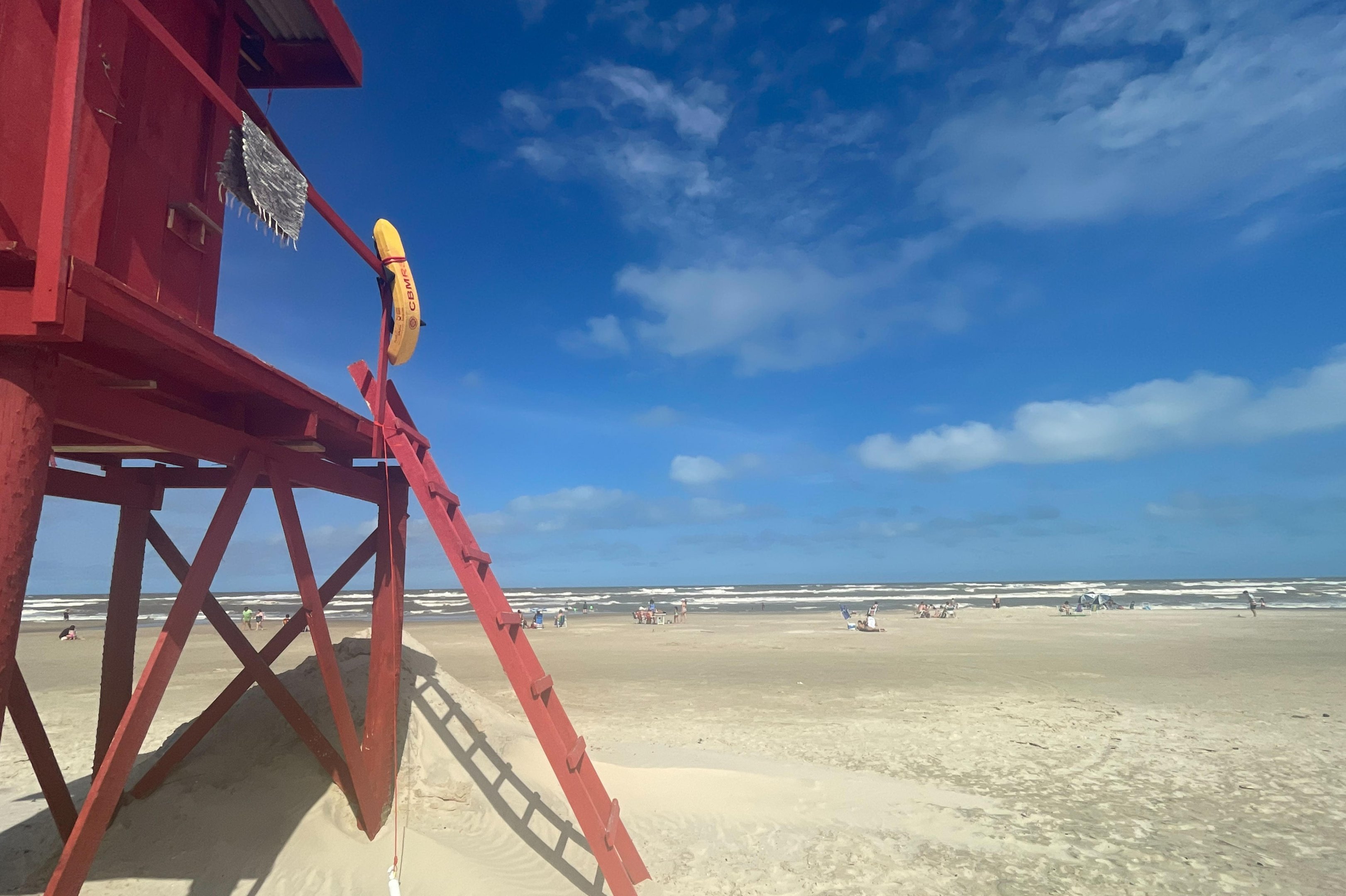 Corpo de homem &eacute; encontrado no mar em Imb&eacute;; suspeita &eacute; de mal s&uacute;bito