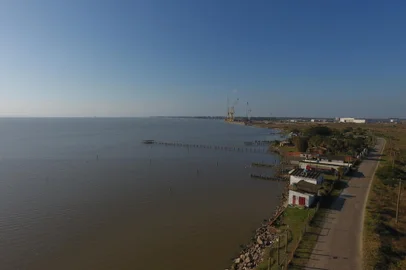 Área próxima do Estaleiro EBR em São José do Norte, com vista para a Ilha do Terrapleno e cidade de Rio Grande.<!-- NICAID(15217777) -->