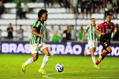 CAXIAS DO SUL, RS, BRASIL, 29/03/2025 - Brasileirão 2025 - Juventude e Vitória, Alfredo Jaconi, Caxias Do Sul. Sebastião Enio Santos de Almeida, atacante Ênio (Neimar De Cesero/Agência RBS)<!-- NICAID(16006196) -->