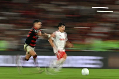Flamengo's forward #07 Luiz Araujo (L) and Internacional's Argentine defender #26 Alexandro Bernabei fight for the ball during the Copa Libertadores round of 16 first leg all-Brazilian football match between Flamengo and Internacional at the Maracana stadium in Rio de Janeiro, Brazil, on August 13, 2025. (Photo by Mauro PIMENTEL / AFP)Editoria: SPOLocal: Rio de JaneiroIndexador: MAURO PIMENTELSecao: soccerFonte: AFPFotógrafo: STF<!-- NICAID(16101239) -->