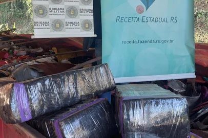 Caminhão carregado com sucata é flagrado com seis toneladas de maconha na BR-386 em Iraí<!-- NICAID(16102604) -->