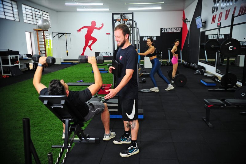 CAXIAS DO SUL, RS, BRASIL, 14/11/2023. Com a chegada do verão, muitas pessoas querem fazer exercícios e cuidar mais da alimentação. O educador físico Eduardo Zaccani dá dicas de como fazer exercícios para começar o "Projeto Verão". (Porthus Junior/Agência RBS)Indexador:                                 <!-- NICAID(15598276) -->