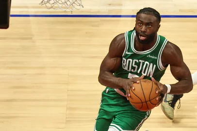 Boston Celtics' forward #07 Jaylen Brown jumps to shoot during the NBA Preseason game between the Boston Celtics and the Denver Nuggets at the Etihad Arena in Abu Dhabi on October 6, 2024. (Photo by Fadel Senna / AFP)Editoria: SPOLocal: Abu DhabiIndexador: FADEL SENNASecao: basketballFonte: AFPFotógrafo: STF<!-- NICAID(16318683) -->
