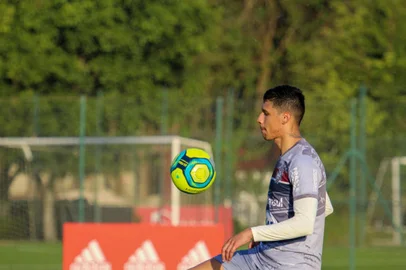 Giovane Gomes foi expulso no jogo contra o Oeste no empate em 1 a 1 pela segunda fase da Série D<!-- NICAID(15157199) -->