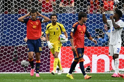 ROBERTO SCHMIDT / AFP Spain's midfielder #16 Rodri (L) reacts after next to Cape Verde's goalkeeper #01 Vozinha (C) after missing a goal opportunity during the 2026 World Cup Group H football match between Spain and Cape Verde at the Atlanta Stadium in Atlanta on June 15, 2026. (Photo by Roberto SCHMIDT / AFP)<!-- NICAID(16306614) -->