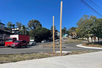 Estacas para placa foram posicionadas no acesso ao bairro Planalto, em Caxias, mas obras ainda não começaram<!-- NICAID(16024214) -->
