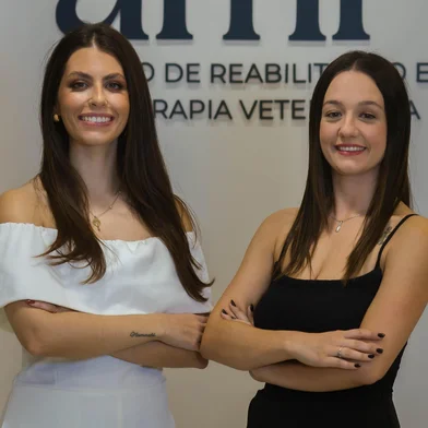 Médicas veterinárias Vitória Cristina Nunes (de branco) e Luiza de Freitas Zaccani. Elas inauguraram a AMI _ Clínica de Reabilitação e Fisioterapia Veterinária em Caxias do Sul. <!-- NICAID(16030965) -->
