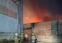Incêndio atinge pavilhões de empresa na zona norte de Porto Alegre
