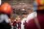 CÓRREGO DO FEIJÃO, MG, BRASIL - Bombeiros seguem as buscas por corpos na lama, agora com ajuda de máquinas. Em cima das escavadeiras anfíbias, os bombeiros observam o material retirado da lama para identificar restos mortais.  (Foto: ANDRÉ ÁVILA/ Agência RBS)Indexador: Andre Avila<!-- NICAID(13959777) -->