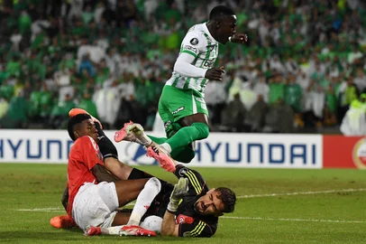 Atletico Nacional's forward #19 Kevin Viveros and Internacional's goalkeeper #24 Anthoni fight for the ball during the Copa Libertadores group stage first round football match between Colombia's Atletico Nacional and Brazil's Internacional at the Atanasio Girardot stadium in Medellin, Antioquia department, Colombia, (Photo by Jaime SALDARRIAGA / AFP)Editoria: SPOLocal: MedellínIndexador: JAIME SALDARRIAGASecao: soccerFonte: AFPFotógrafo: STR<!-- NICAID(16033564) -->