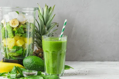 Blender with fresh ingredients to making healthy detox smoothie with glass of green prepared drink with a strawSuco verde - Foto: samael334/stock.adobe.comFonte: 328957800<!-- NICAID(15613862) -->