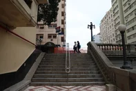 PORTO ALEGRE, RS, BRASIL, 12-07-2025: o início da escadaria Outono, do Viaduto Otávio Rocha, na altura da rua Duque de Caxias, será interditado por 15 dias. A Secretaria Municipal de Obras e Infraestrutura (Smoi) informa que será executado o serviço de impermeabilização do piso. Foto: Camila Hermes/Agencia RBS<!-- NICAID(16079195) -->