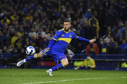 Argentina's Boca Juniors Darío Benedetto kicks the ball during the Copa Libertadores football tournament round of sixteen second leg match between Argentina's Boca Juniors and Brazil's Corinthians at La Bombonera stadium in Buenos Aires on July 5, 2022. (Photo by Luis ROBAYO / AFP)Editoria: SPOLocal: Buenos AiresIndexador: LUIS ROBAYOSecao: soccerFonte: AFPFotógrafo: STF<!-- NICAID(15149521) -->