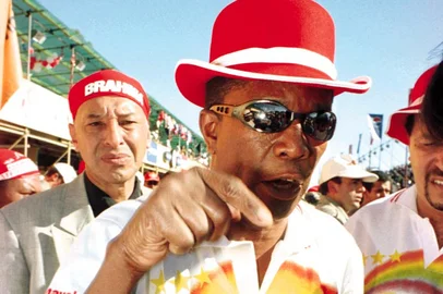 Foto do presidente da Escola de Samba Imperadores do Samba, Roberto Corrêa Barros, o Betinho, reclamando do júri do carnaval 99. A Imperadores ficou em segundo lugar.#PÁGINA: 41#ENVELOPE: 231983#EDIÇÃO: 2ª<!-- NICAID(556554) -->