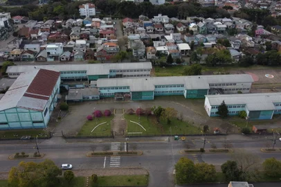 CAXIAS DO SUL, RS, BRASIL, 01/09/2020. Rede de ensino público e privado estão  no aguardo da liberação da volta às aulas. Possibilidade do retorno gradual foi anunciada pelo governador Eduardo Leite. Na foto, Instituto Estadual de Educação Cristóvão de Mendoza. Caminhos do Saber. (Porthus Junior/Agência RBS)<!-- NICAID(14581668) -->