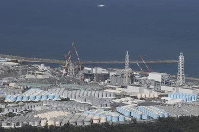 This aerial picture shows storage tanks used for storing treated water at TEPCO's crippled Fukushima Daiichi Nuclear Power Plant in Okuma, Fukushima prefecture on August 24, 2023. Japan began releasing wastewater from the crippled Fukushima nuclear plant into the Pacific Ocean on August 24 despite angry opposition from China and local fishermen. (Photo by JIJI Press / AFP) / Japan OUTEditoria: ENVIndexador: STRSecao: environmental politicsFonte: JIJI PressFotógrafo: STR<!-- NICAID(15518912) -->