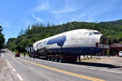 Parte de avião da Varig chega a Nova Petrópolis. Peça fará parte de um memorial na RS-235, entre o bairro Vale Verde e a localidade de Linha Imperial.<!-- NICAID(14959315) -->