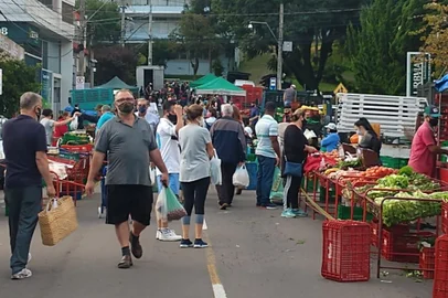 Os produtores rurais que vendem frutas, verduras e hortaliças nas 60 bancas todos os sábados não puderam ir até a xx Barão do Rio Branco neste (13). Uma decisão do Tribunal de Justiça suspendeu a realização da feira porque a atividade causa aglomeração do público. O ime não é de agora. Ainda em 27 de fevereiro, a prefeitura publicou uma orientação para que a feita não acontecesse, mas o sindicato da categoria obteve uma liminar. Por conta disso, as feiras ocorreram normalmente em 27 e 6 de março.<!-- NICAID(14734506) -->