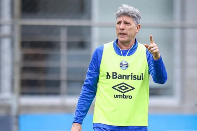 RS - FUTEBOL/ TREINO GREMIO 2024 - ESPORTES - Jogadores do Gremio realizam treino técnico durante a manha desta quinta-feira, no CT Luiz Carvalho, na preparação para a partida valida pelo Campeonato Brasileiro 2024. FOTO: LUCAS UEBEL/GREMIO FBPANa foto: técnico Renato Portaluppi<!-- NICAID(15857857) -->