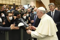 Jovem de Flores da Cunha relembra momento em que ganhou solidéu do papa Francisco: “Uma experiência incrível”.<!-- NICAID(16020912) -->